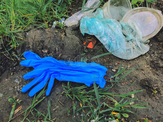 地面上的一次医用手套和一次塑料垃圾如何在冠状大流行后立即处理用过的医用手套不图片