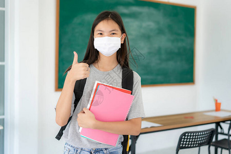 亚洲女孩竖起大拇指高清图片