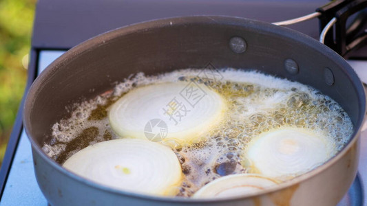 在热油锅中用黄油煎洋葱片图片