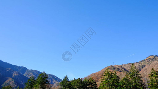 在日本上高地市穗高山脉的上高地秋季自然森林风景秀丽图片