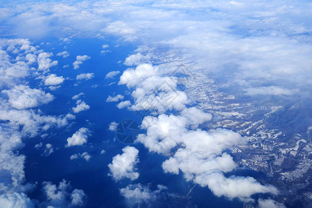 冬季札幌上空的云顶景色从图片