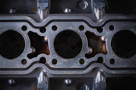 气缸体汽油发动机汽车零件机器零件的特写拆卸的汽车修理机油中的零件汽车发图片