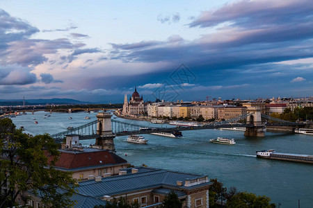 布达佩斯空中漫天景与连锁桥以及多瑙河上的议会游艇和图片