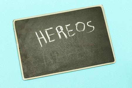 蓝色背景黑板上的英雄概念图片