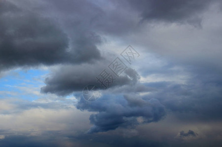 雨后灰色云彩的暴风图片