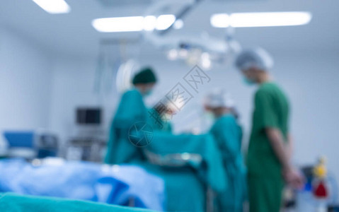 医疗团队在手术室进行外科手术的图像背景模糊可以设计和装备手术室来为图片