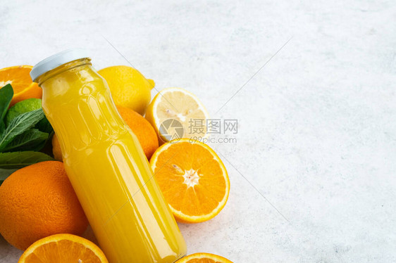 玻璃瓶中的柑橘汁新鲜橙子柠檬石灰和薄荷图片