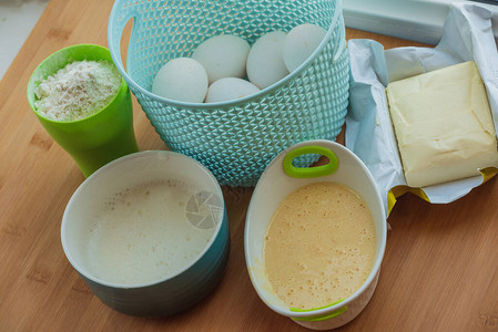 分别搅打鸡蛋的白质和蛋黄面粉黄油图片