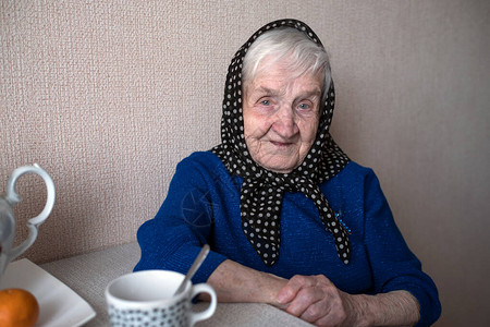 一个老年太婆的肖像灰发俄罗斯退休图片