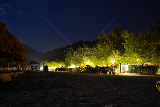 海滩酒吧夜间照明图片