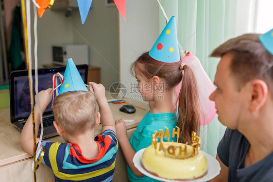 两个兄弟姐妹在隔离期间通过互联网庆祝生日的幸福家庭自我隔离和家庭价值观在线生日派对有选图片