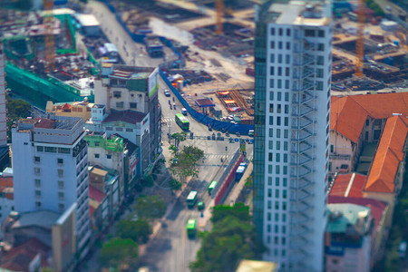 繁忙城镇高角倾斜变换处的小型交通堵塞图片