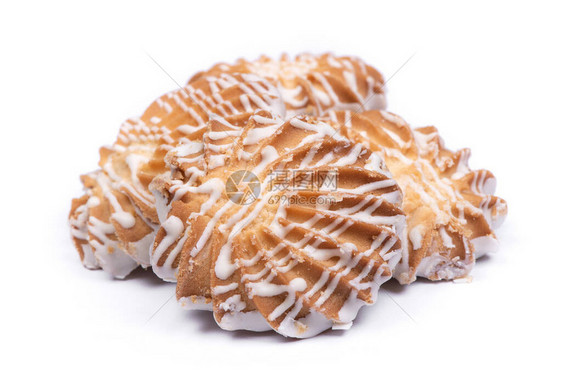 一群饼干在白色背景上被白巧克力分图片