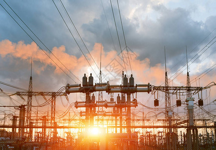 晚上输电塔的剪影从发电厂到城市的电力传输图片