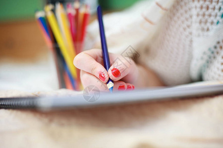 用彩色蜡笔画艺术画的年轻女子的手图片