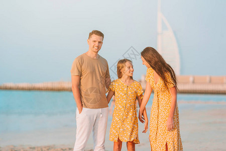 暑假在海滩上的幸福家庭图片