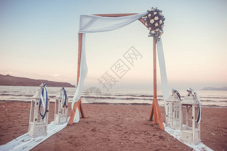 在白色热带海滩的热带海滩举行婚礼仪式Arch在沙图片