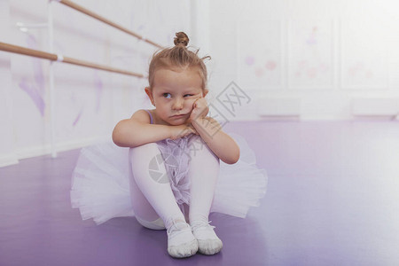可爱的小女孩芭蕾舞演员看起来脾气暴躁图片