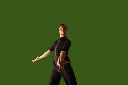舞者在绿色屏幕背景上表演拉丁舞图片