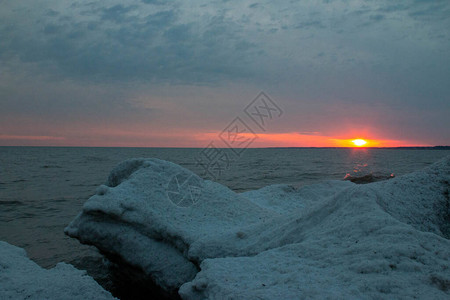 日落时冬的斯坦利港海滩加拿大图片
