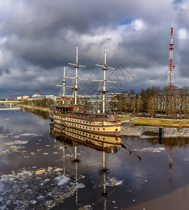 从Volkhov河上Novgorod的一艘帆船上的行图片