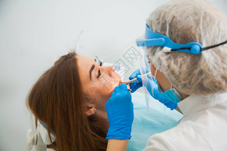 女牙医使用光固化密封图片