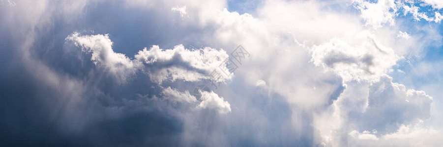 广天全景云层分散在风暴前飘浮戏图片