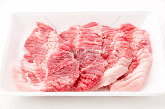 白色背景泡沫托盘中的生猪肉图片