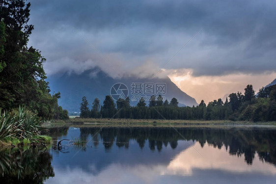 双峰日出时反射在美丽的马西森湖南阿尔卑斯山南岛图片