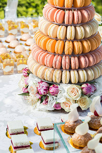 用鲜花和马卡龙蛋糕装饰的糖果桌图片