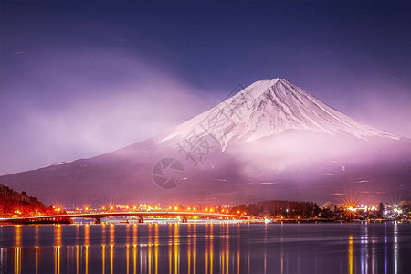 冬天晚上山梨县河口湖的富士山和雾图片