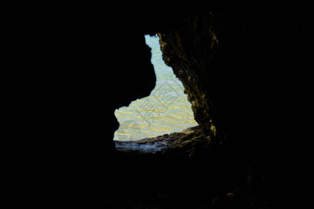 波拉凯岛白海滩透过岩石通往海面的隧道查看在冠状动脉爆发前图片