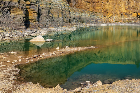 被废弃的花岗岩和沙石采场与湖泊在峡图片