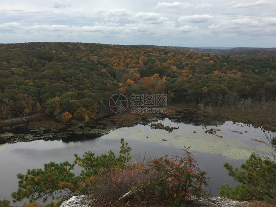 在康涅狄格州兰特山坡的一座山上悬崖边缘一望远图片