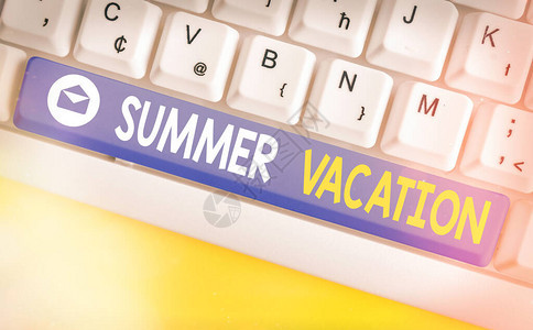 显示暑假的文字符号展示在最热季节进行的几次短途旅图片