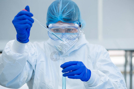科学家或研究人员戴上蓝色手套背景图片