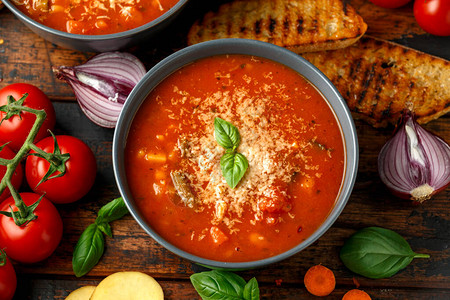 季节蔬菜典型的矿泉汤和意大利面配有奶酪图片