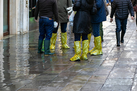 在雨季天气下游客佩戴亮鞋盖图片
