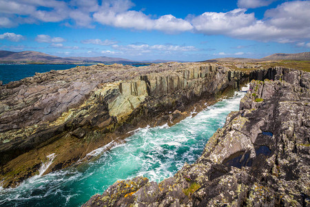 爱尔兰Cork县西科尔克DunmanusBay自然石桥海浪和奇图片