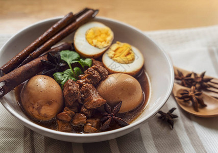 自制食品炖猪肉和鸡蛋配香草甜棕色汤泰国传统食品泰国当地或街头美食最受欢迎的菜单泰国名字是Kha图片