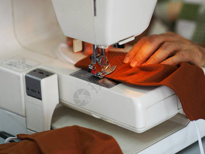 缝纫机配件缝制面罩织物材料对covid19粉尘病和保健妇图片