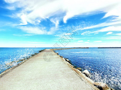 海景观绿松石海水飞溅和蓝天与云彩阳光全景图片