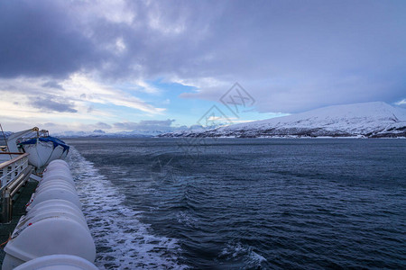乘一艘老船游轮从斯特劳姆斯布克塔驶往挪威图片