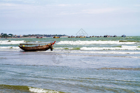 越南MuiNe渔村传统渔船图片