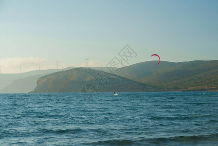 夏日在罗得斯岛Prasonisi风筝海滩的波浪上骑着Kite图片