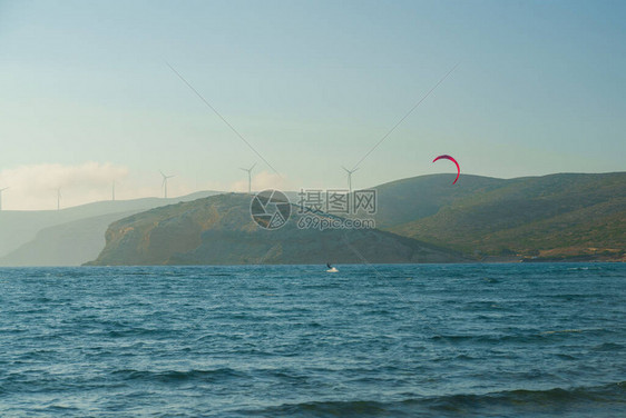 夏日在罗得斯岛Prasonisi风筝海滩的波浪上骑着Kite图片