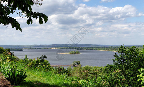 春天下午的Dnieper河美丽的春天图片