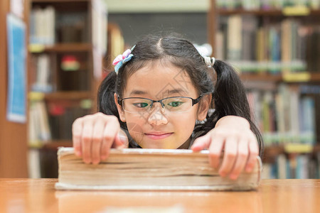 亚洲女童在图书馆或教室学习和阅读书籍的学校教图片