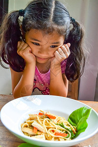 亚裔孩子厌倦食物拒绝吃饭食不饱没有图片