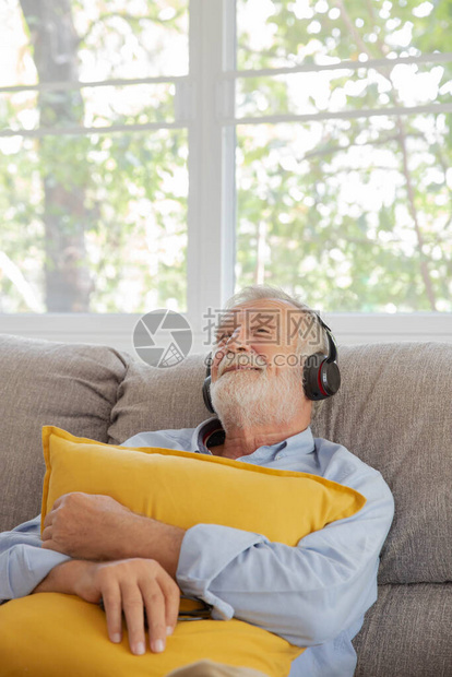 退休老人在家中用耳机听音乐时会感图片